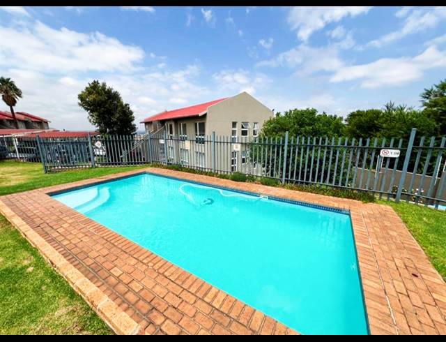 2 BEDROOM TOWNHOUSE FOR SALE IN SOUTH CREST